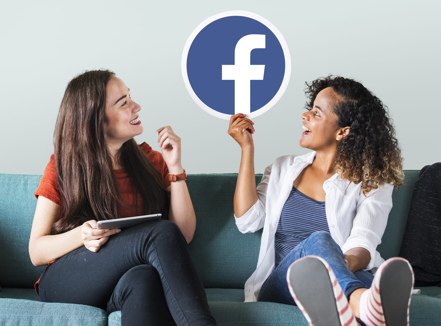 Mlode Kobiety Pokazujace Ikone Facebooka